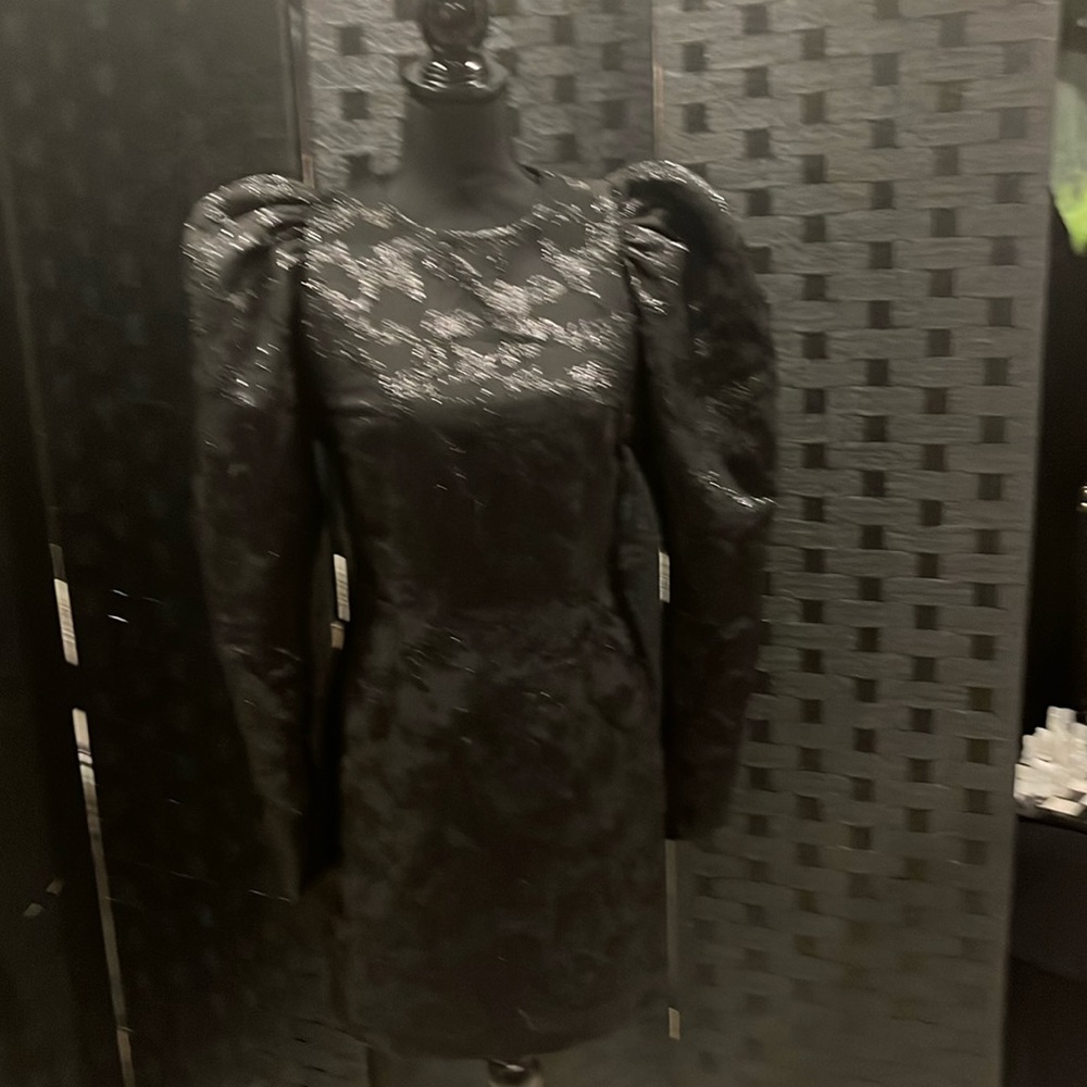 Evening dress with puff sleeves